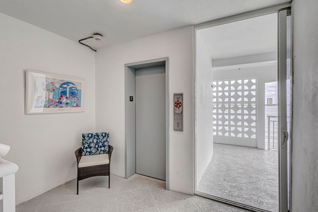 For Sale: $310,000 (2 beds, 2 baths, 966 Square Feet)