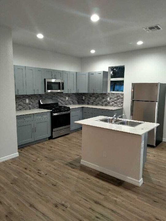 For Rent: $2,200 (3 beds, 4 baths, 2720 Square Feet)