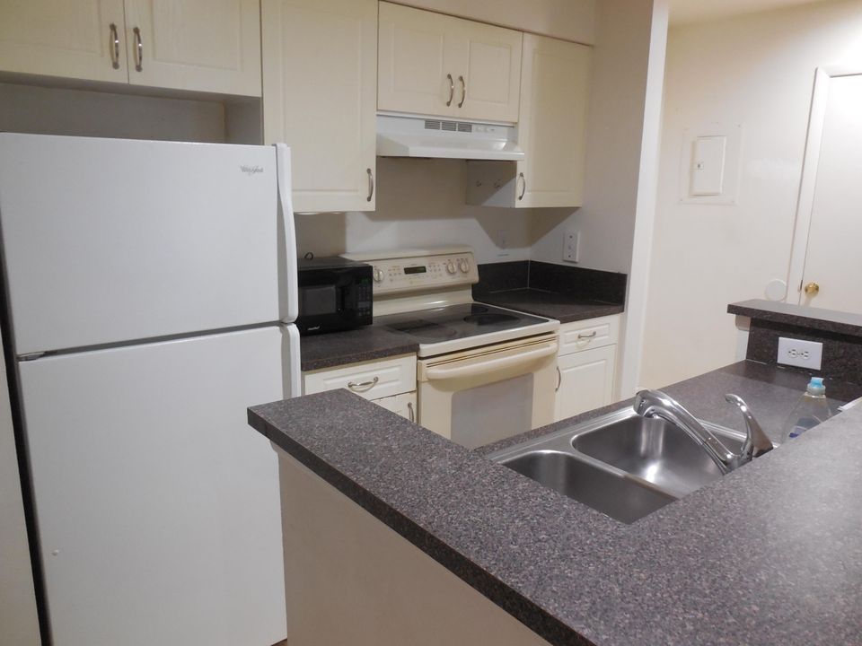 For Rent: $1,700 (1 beds, 1 baths, 745 Square Feet)