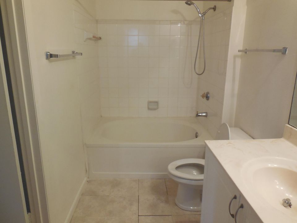 For Rent: $1,700 (1 beds, 1 baths, 745 Square Feet)