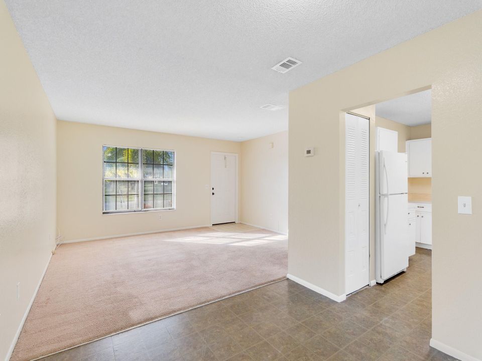 Active With Contract: $1,895 (2 beds, 2 baths, 960 Square Feet)