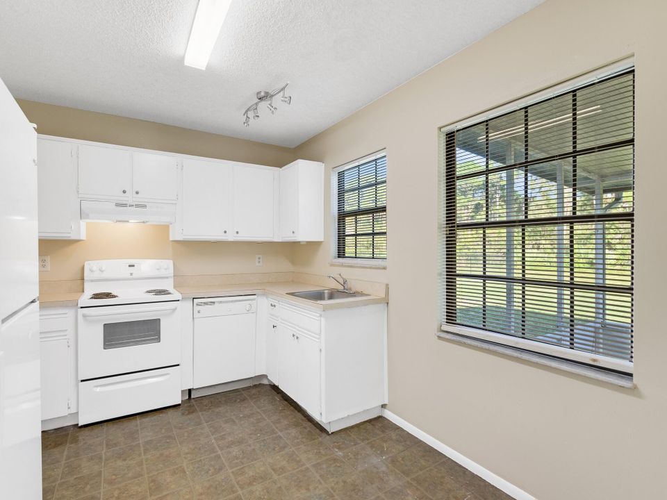 Active With Contract: $1,895 (2 beds, 2 baths, 960 Square Feet)