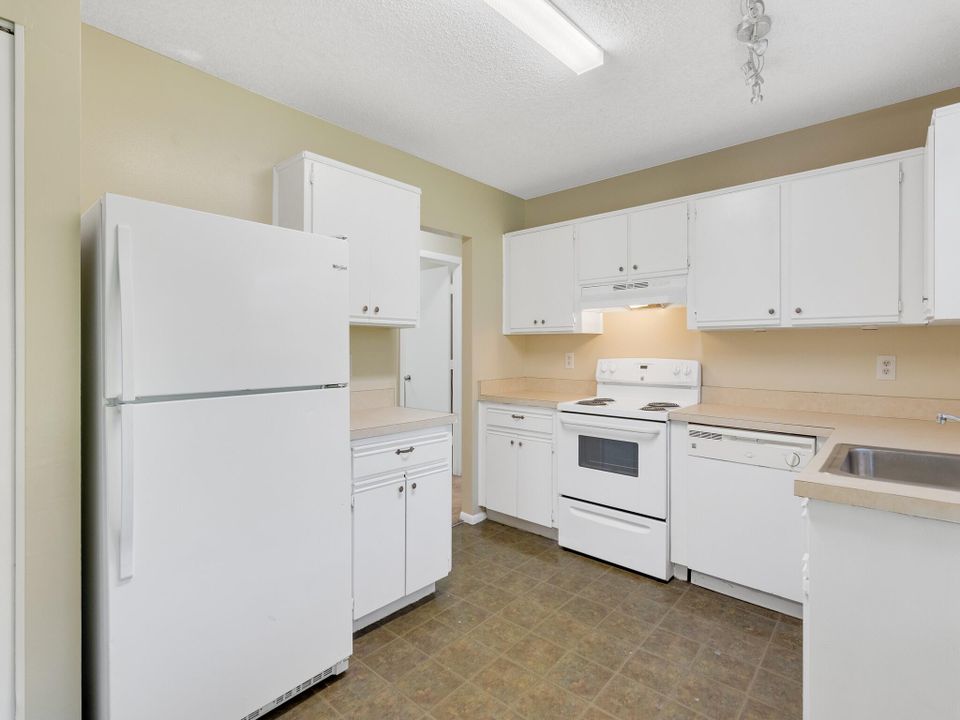 Active With Contract: $1,895 (2 beds, 2 baths, 960 Square Feet)