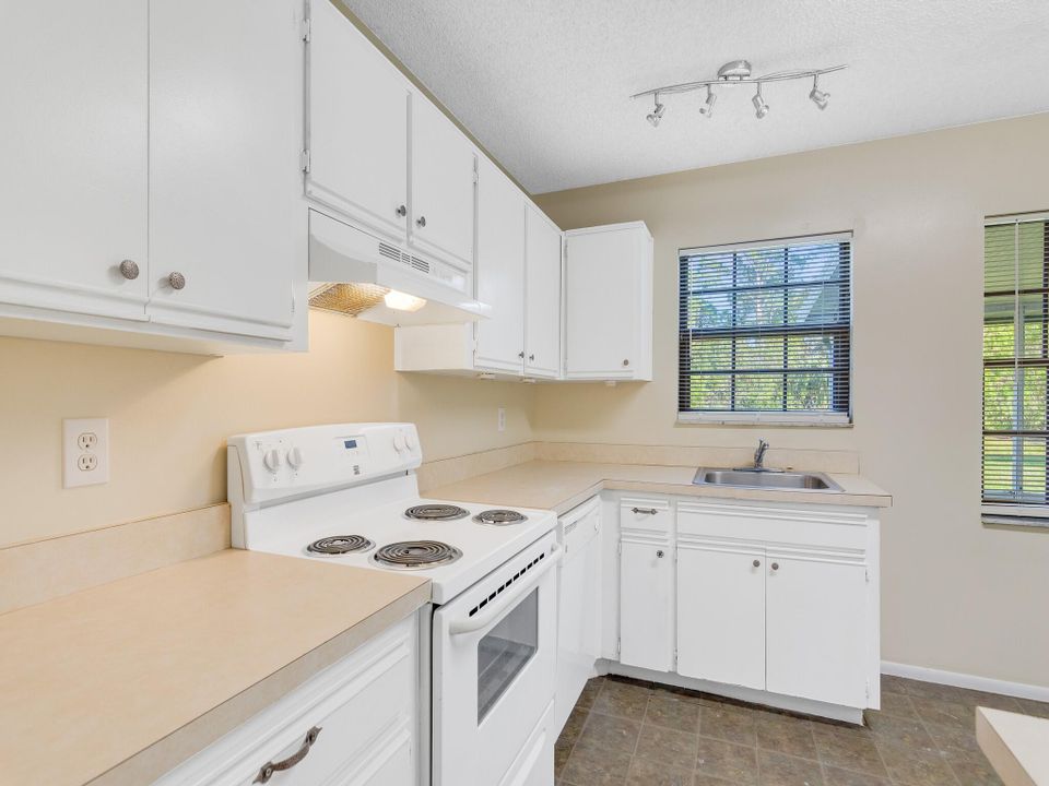 Active With Contract: $1,895 (2 beds, 2 baths, 960 Square Feet)