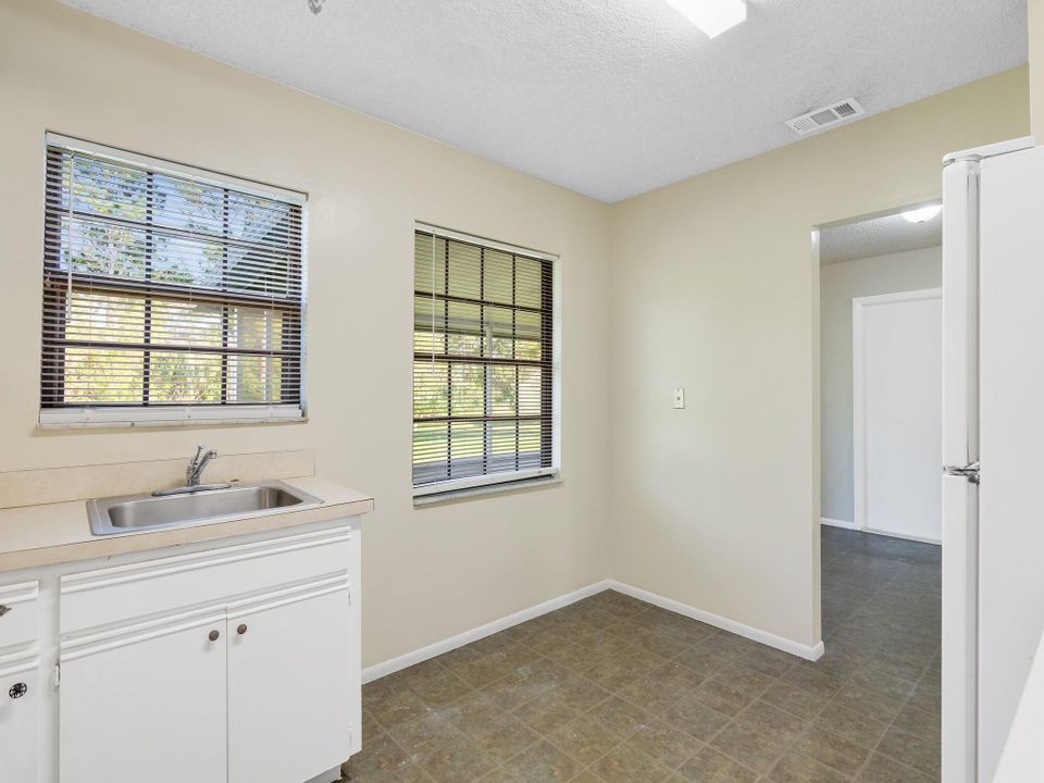 Active With Contract: $1,895 (2 beds, 2 baths, 960 Square Feet)