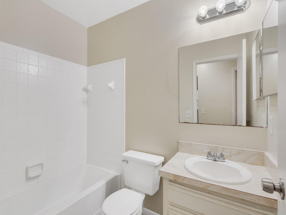 Active With Contract: $1,895 (2 beds, 2 baths, 960 Square Feet)