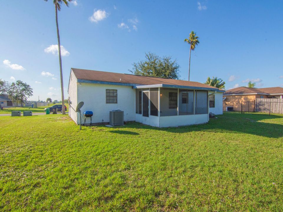 Active With Contract: $1,895 (2 beds, 2 baths, 960 Square Feet)