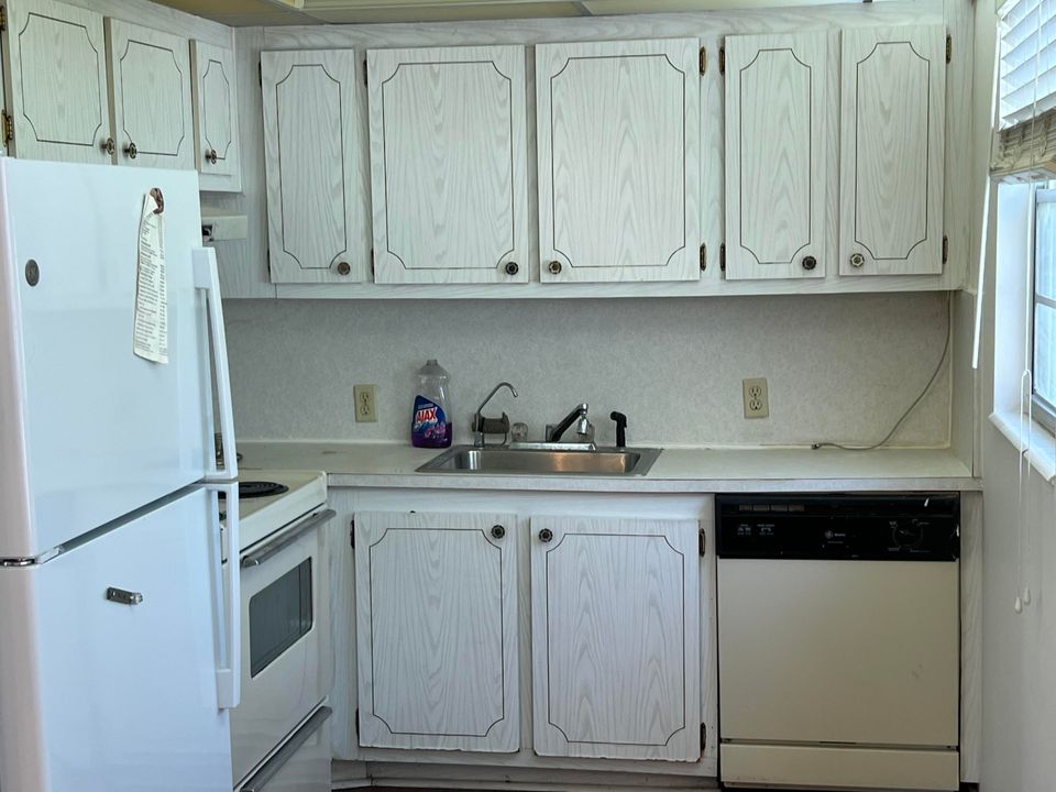 For Sale: $125,000 (2 beds, 1 baths, 840 Square Feet)