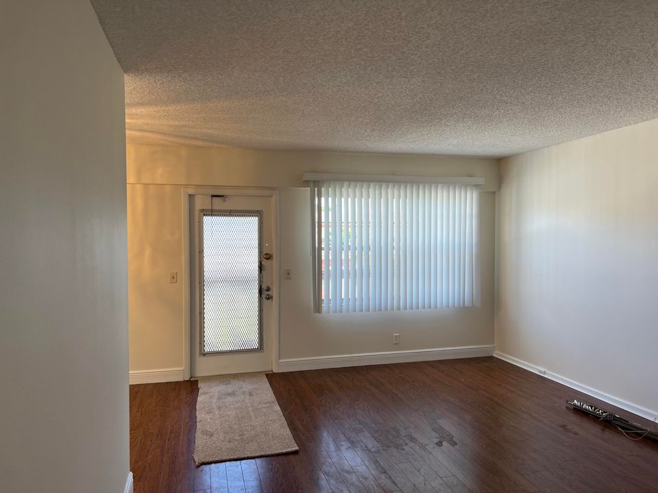 For Sale: $125,000 (2 beds, 1 baths, 840 Square Feet)