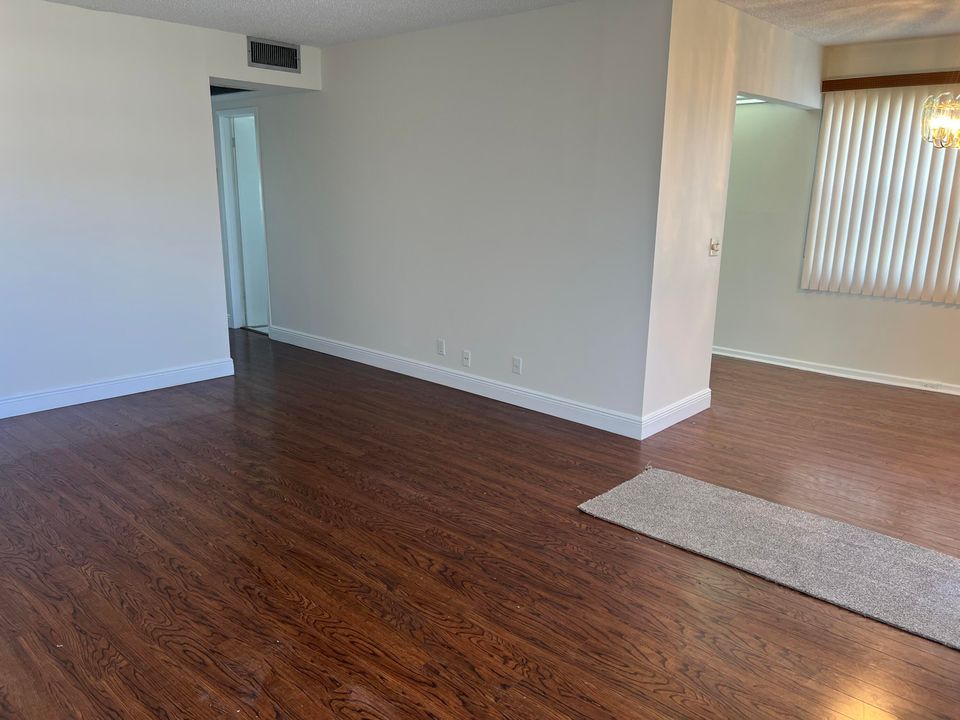 For Sale: $125,000 (2 beds, 1 baths, 840 Square Feet)