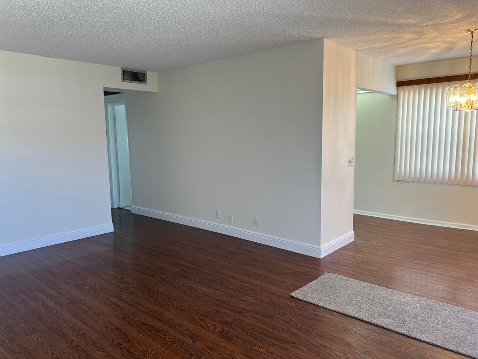 For Sale: $125,000 (2 beds, 1 baths, 840 Square Feet)