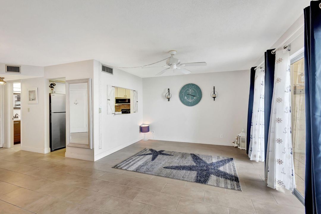 For Sale: $248,000 (1 beds, 1 baths, 702 Square Feet)