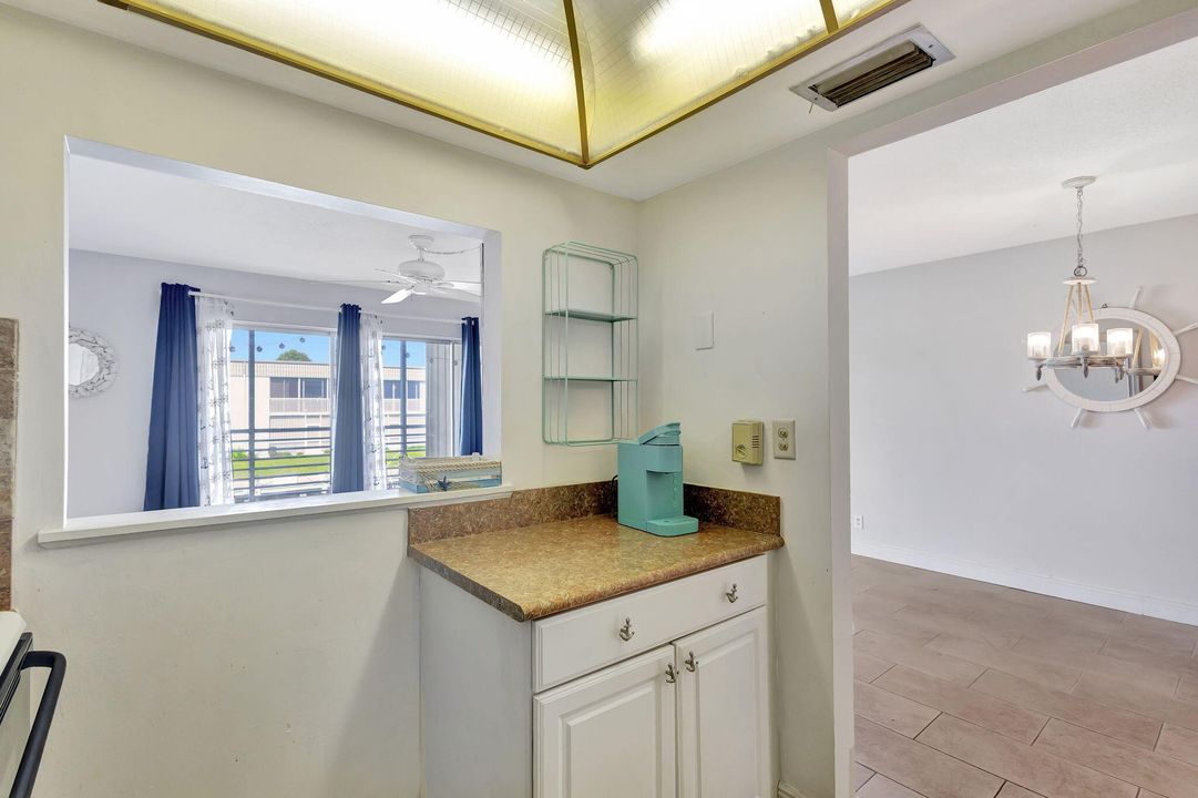 For Sale: $248,000 (1 beds, 1 baths, 702 Square Feet)