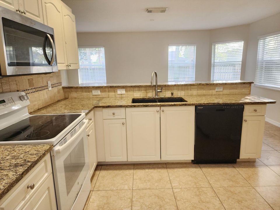 For Rent: $2,475 (3 beds, 2 baths, 1610 Square Feet)