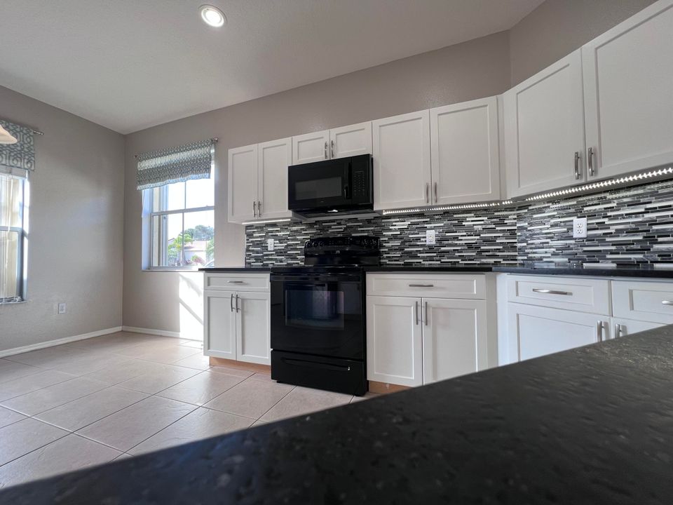 For Sale: $334,999 (3 beds, 2 baths, 1552 Square Feet)