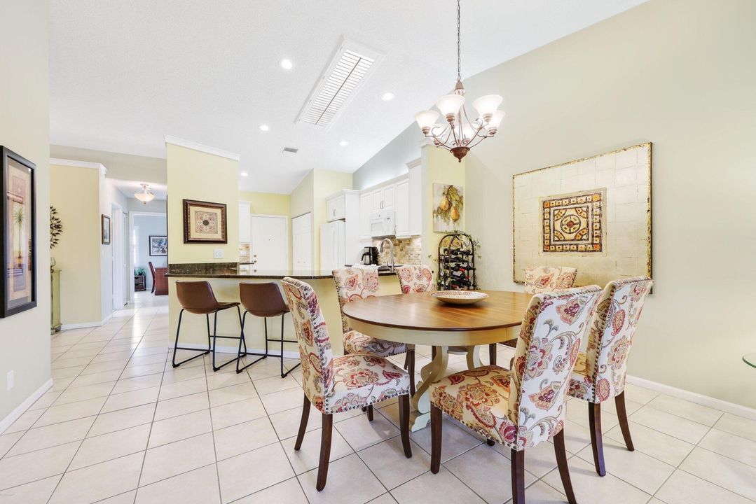 For Sale: $354,900 (2 beds, 2 baths, 1158 Square Feet)