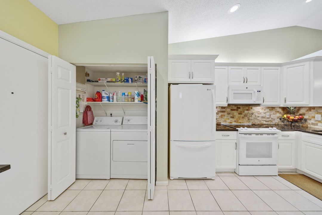 For Sale: $354,900 (2 beds, 2 baths, 1158 Square Feet)