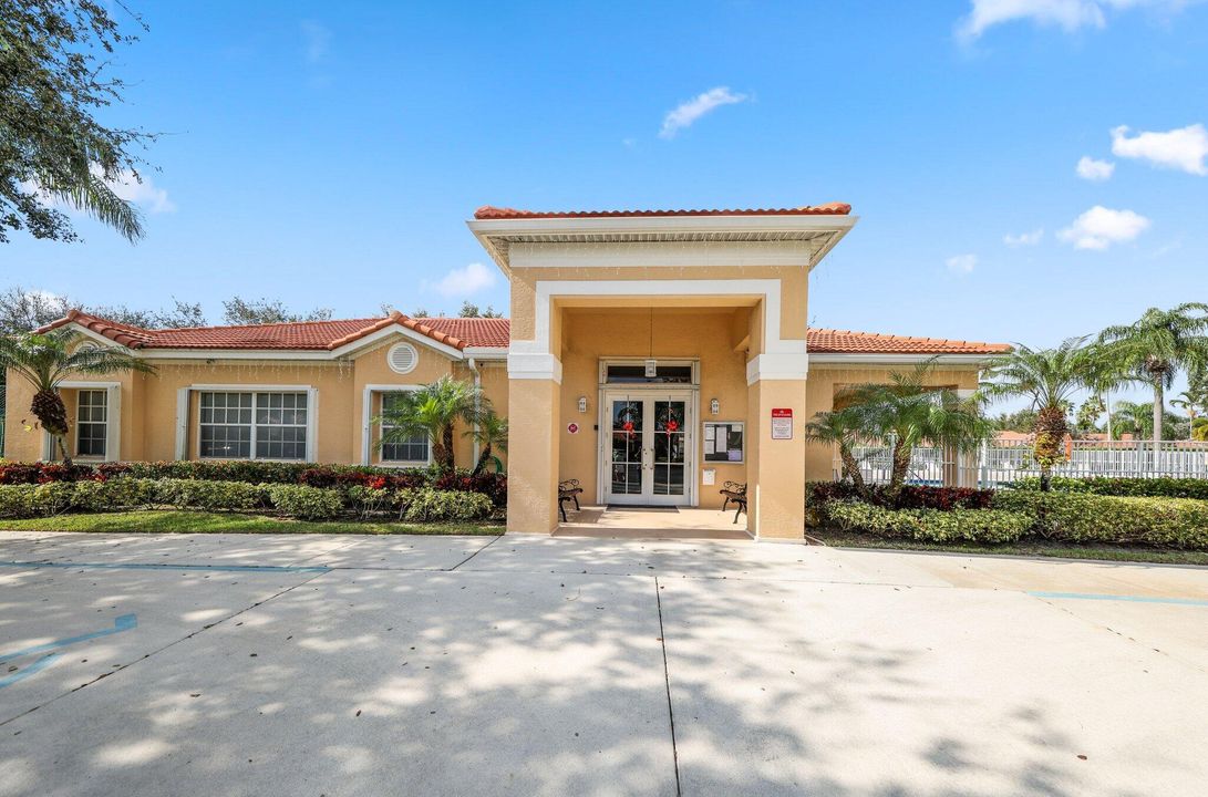 For Sale: $354,900 (2 beds, 2 baths, 1158 Square Feet)