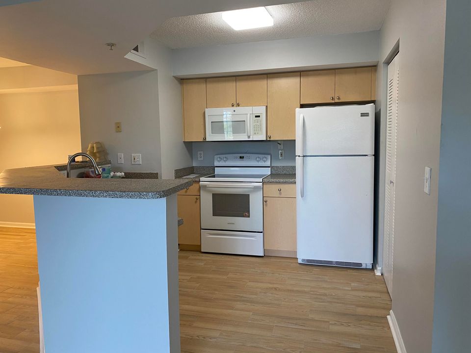 For Rent: $1,950 (2 beds, 2 baths, 1074 Square Feet)