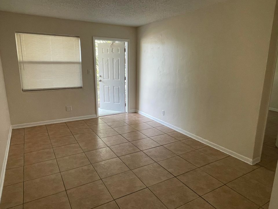 For Rent: $1,600 (2 beds, 1 baths, 665 Square Feet)