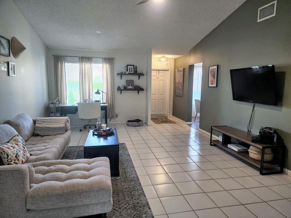 For Sale: $349,999 (2 beds, 2 baths, 1177 Square Feet)