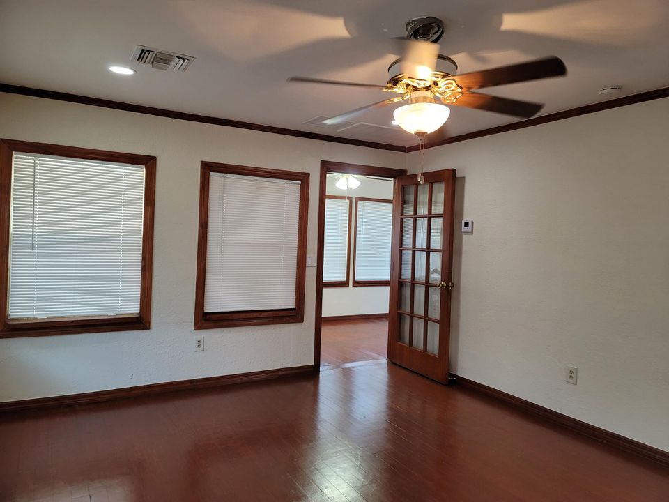 For Rent: $2,000 (2 beds, 1 baths, 908 Square Feet)