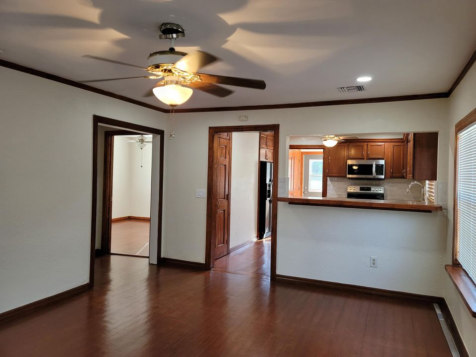 For Rent: $2,000 (2 beds, 1 baths, 908 Square Feet)