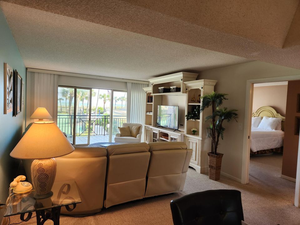 For Sale: $615,900 (2 beds, 2 baths, 1080 Square Feet)