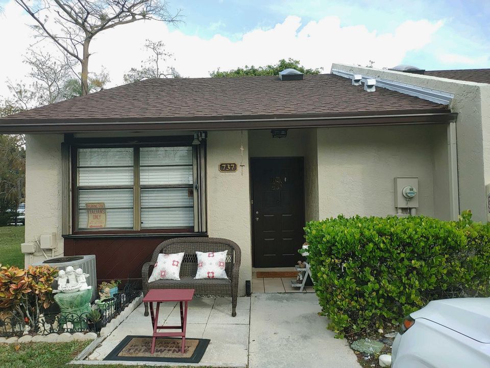 For Sale: $310,000 (2 beds, 2 baths, 793 Square Feet)