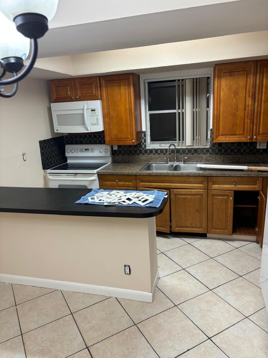 For Rent: $2,250 (3 beds, 2 baths, 1100 Square Feet)