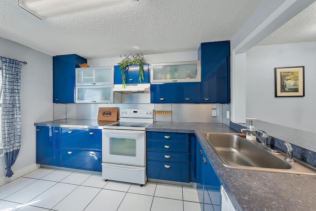 For Sale: $345,000 (2 beds, 2 baths, 1049 Square Feet)