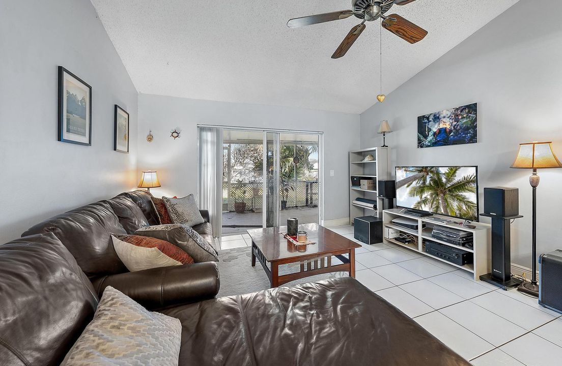 For Sale: $345,000 (2 beds, 2 baths, 1049 Square Feet)