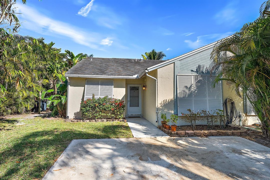 For Sale: $345,000 (2 beds, 2 baths, 1049 Square Feet)