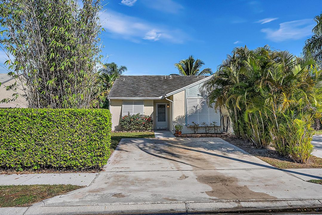 For Sale: $345,000 (2 beds, 2 baths, 1049 Square Feet)