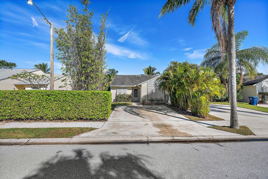 For Sale: $345,000 (2 beds, 2 baths, 1049 Square Feet)