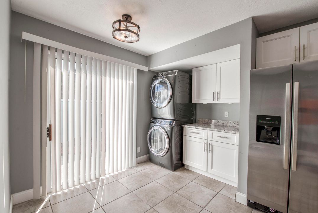 For Sale: $350,000 (2 beds, 2 baths, 1220 Square Feet)