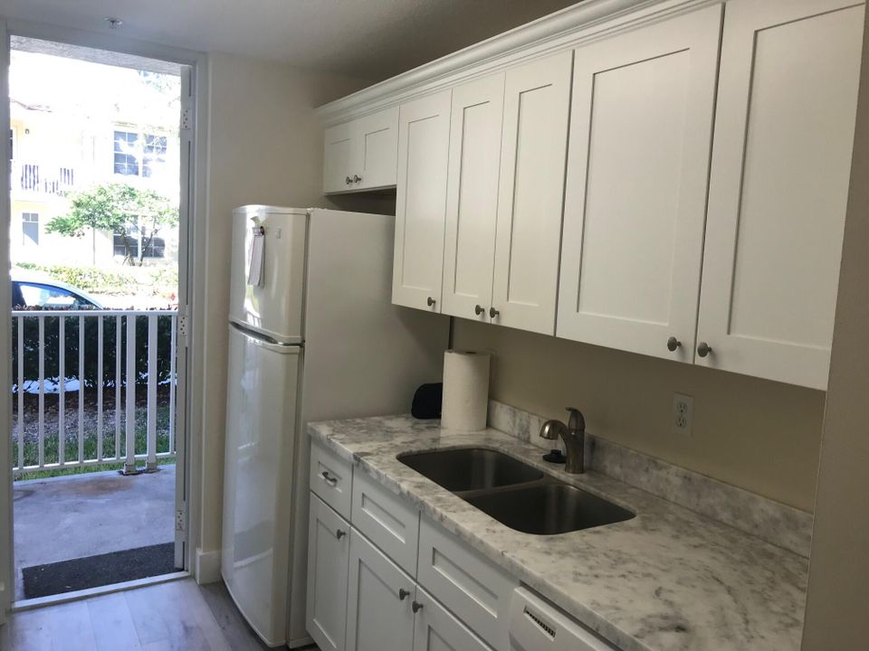 Active With Contract: $2,100 (1 beds, 1 baths, 596 Square Feet)