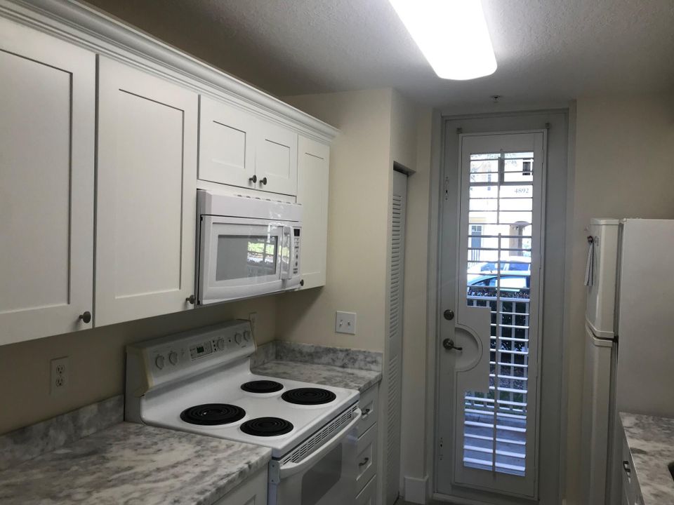 Active With Contract: $2,100 (1 beds, 1 baths, 596 Square Feet)