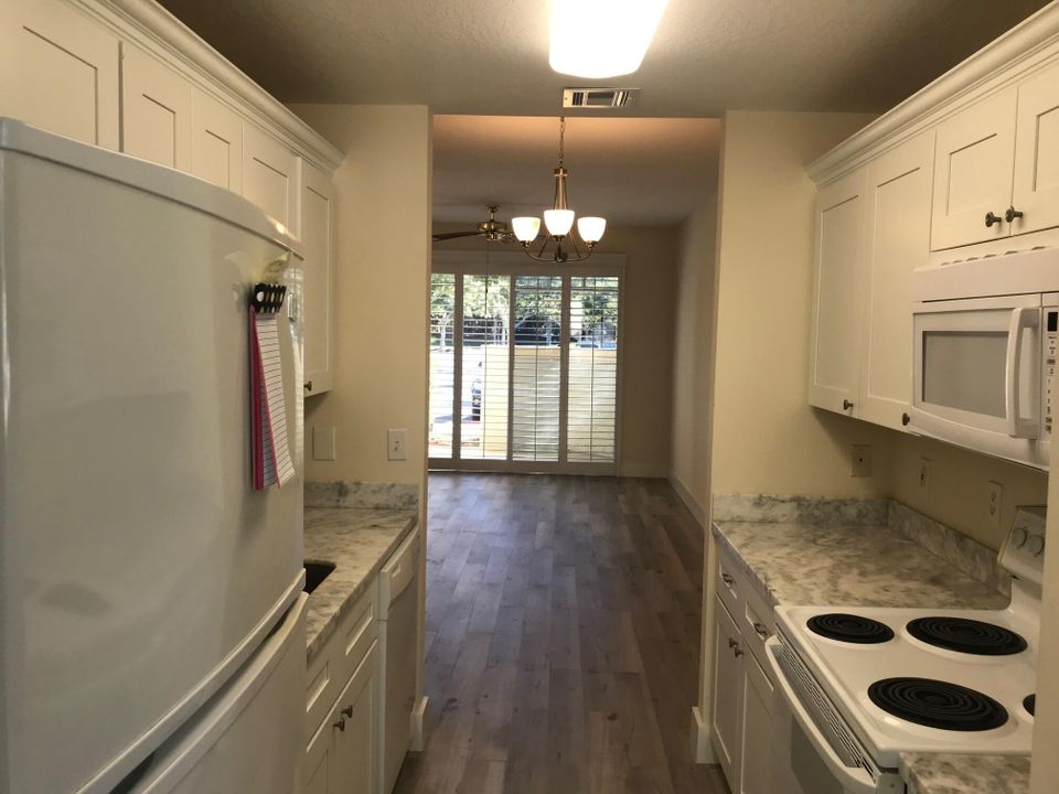 Active With Contract: $2,100 (1 beds, 1 baths, 596 Square Feet)