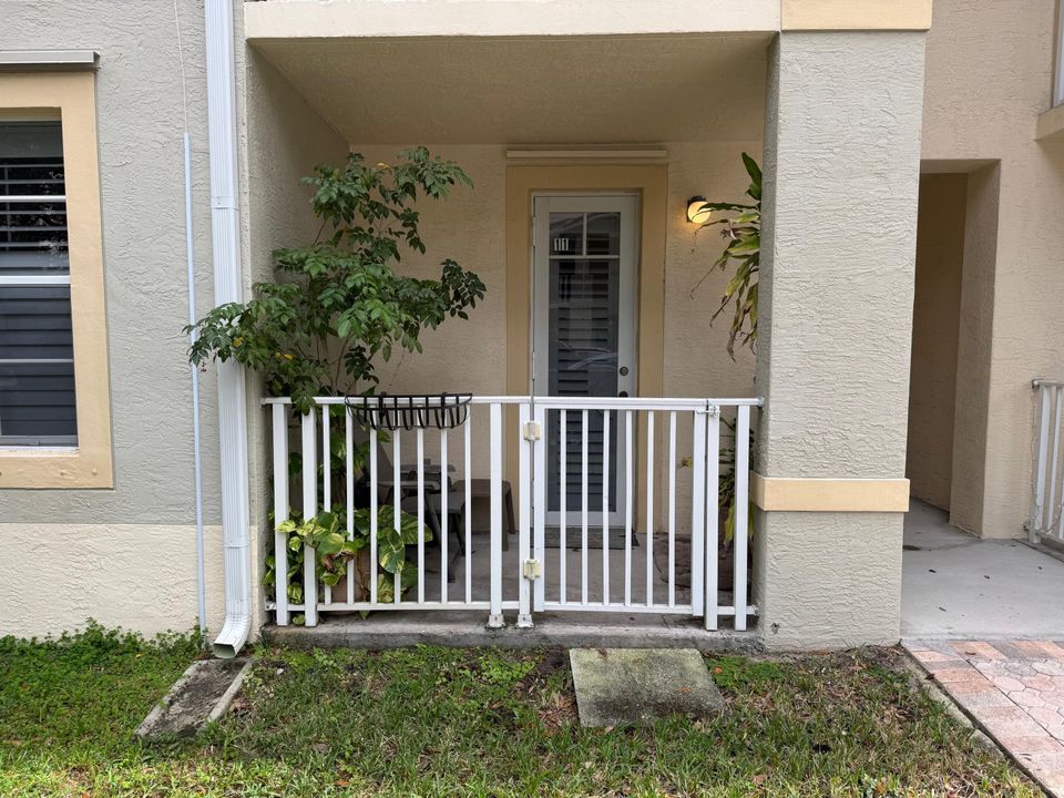 Active With Contract: $2,100 (1 beds, 1 baths, 596 Square Feet)