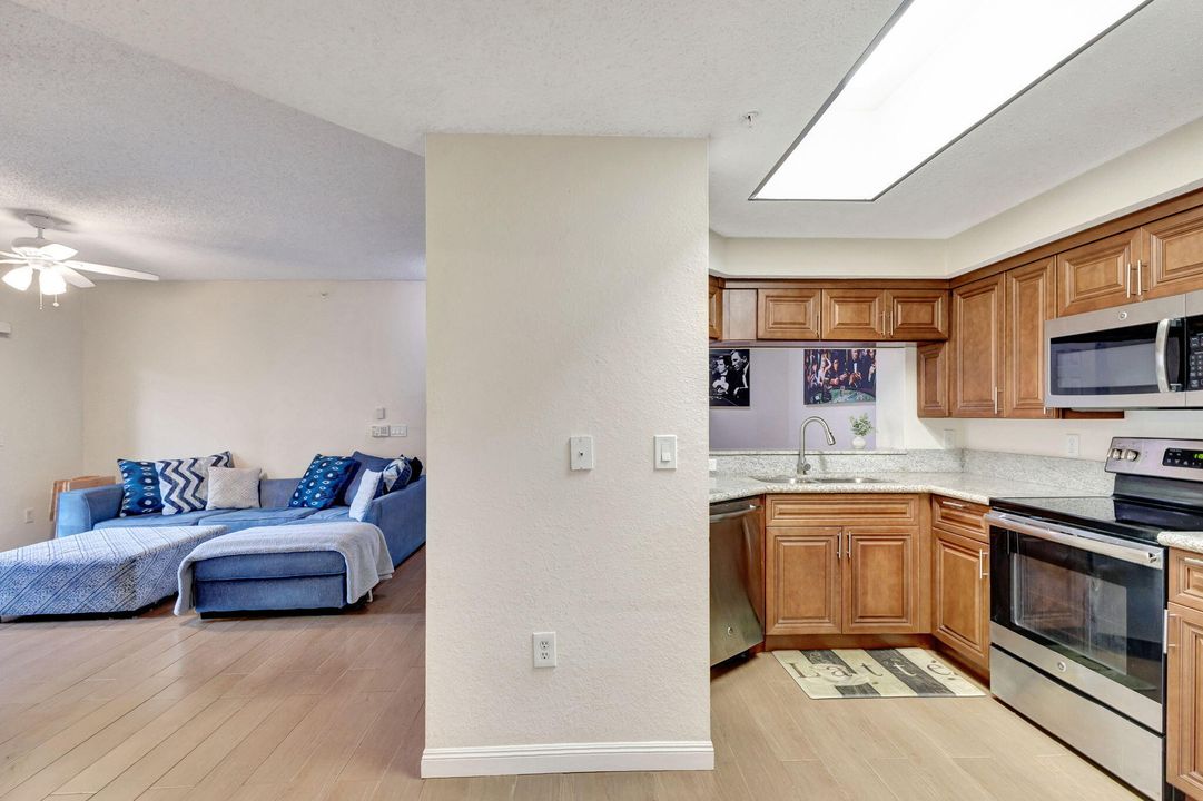 For Sale: $289,900 (2 beds, 1 baths, 987 Square Feet)