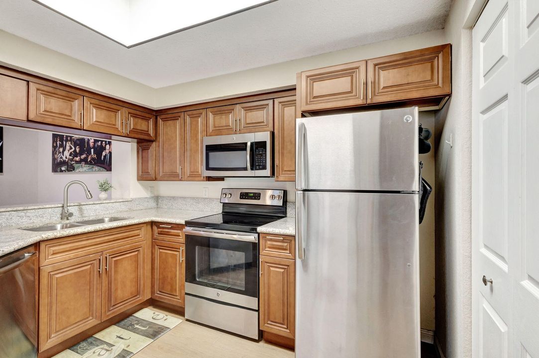 For Sale: $289,900 (2 beds, 1 baths, 987 Square Feet)