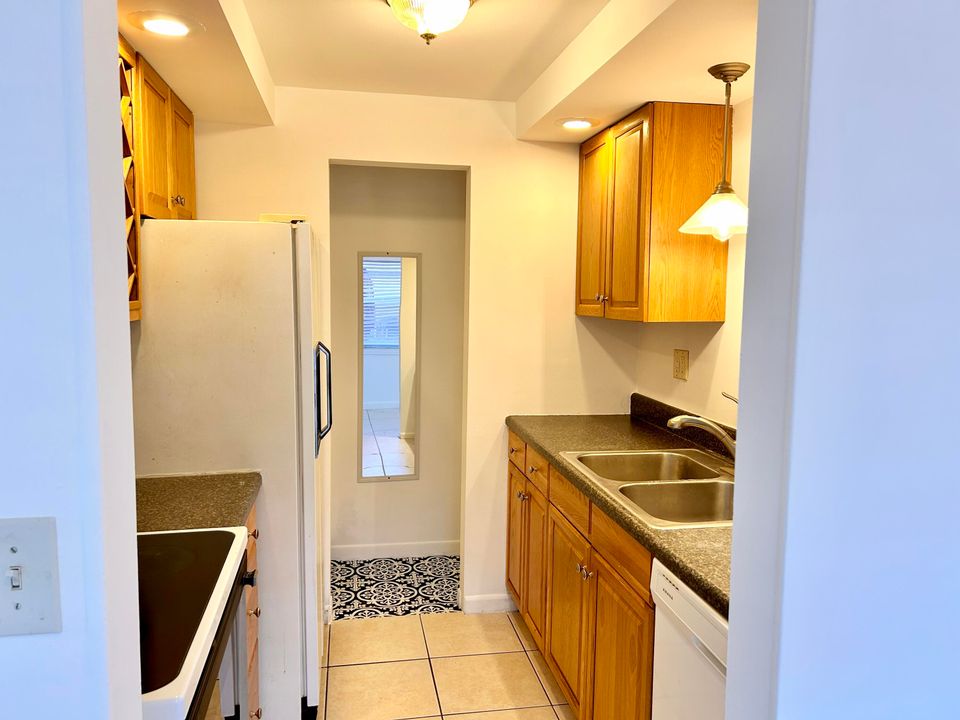 For Rent: $1,700 (1 beds, 1 baths, 551 Square Feet)