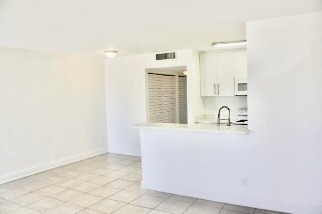 For Sale: $172,000 (1 beds, 1 baths, 704 Square Feet)