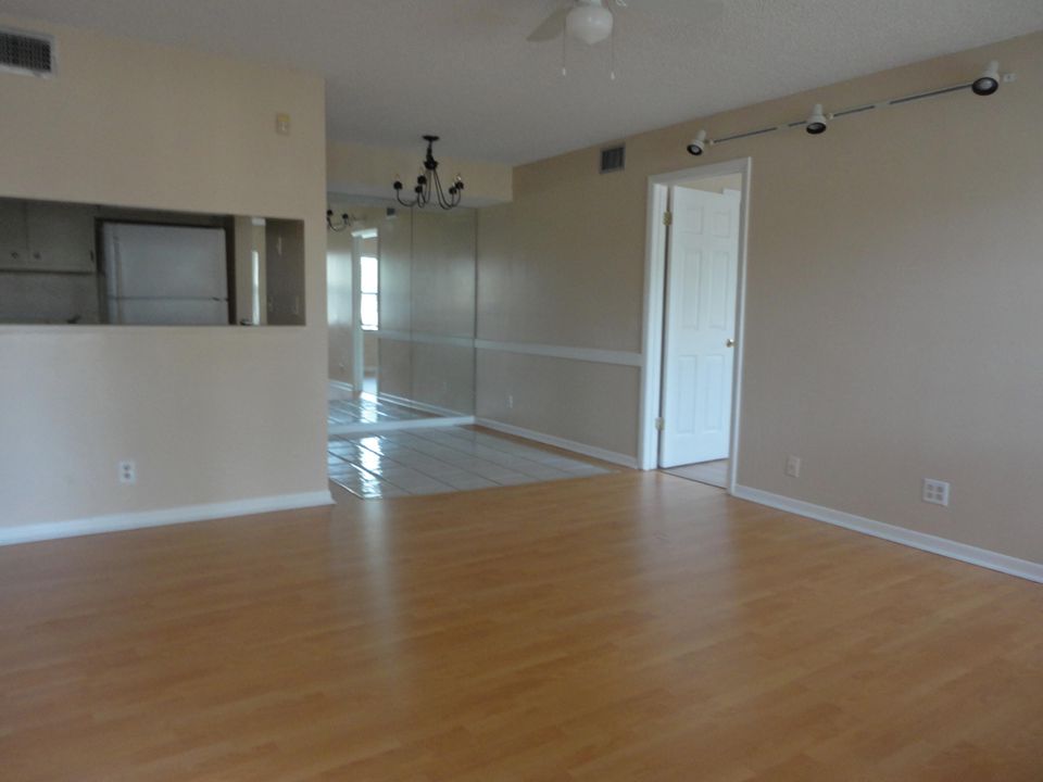 For Rent: $1,650 (2 beds, 2 baths, 735 Square Feet)