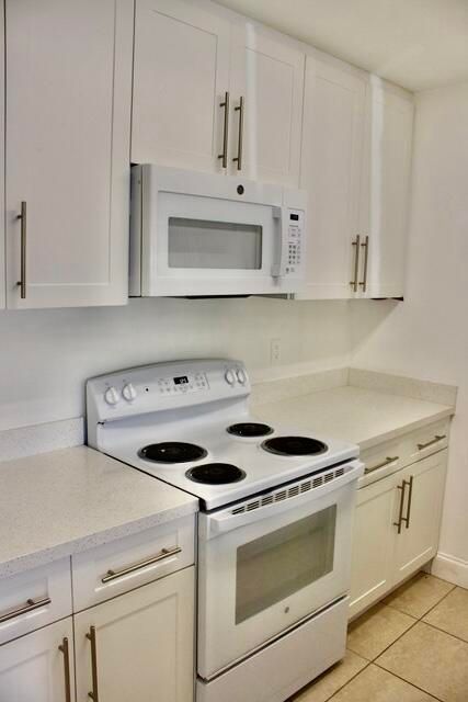 For Sale: $172,000 (1 beds, 1 baths, 704 Square Feet)