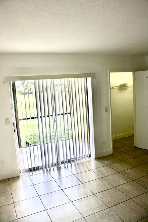 For Sale: $172,000 (1 beds, 1 baths, 704 Square Feet)