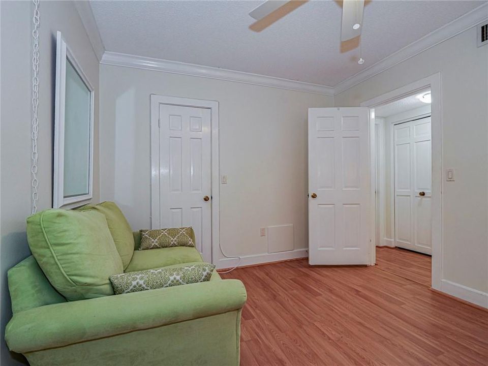 For Sale: $399,000 (1 beds, 1 baths, 937 Square Feet)