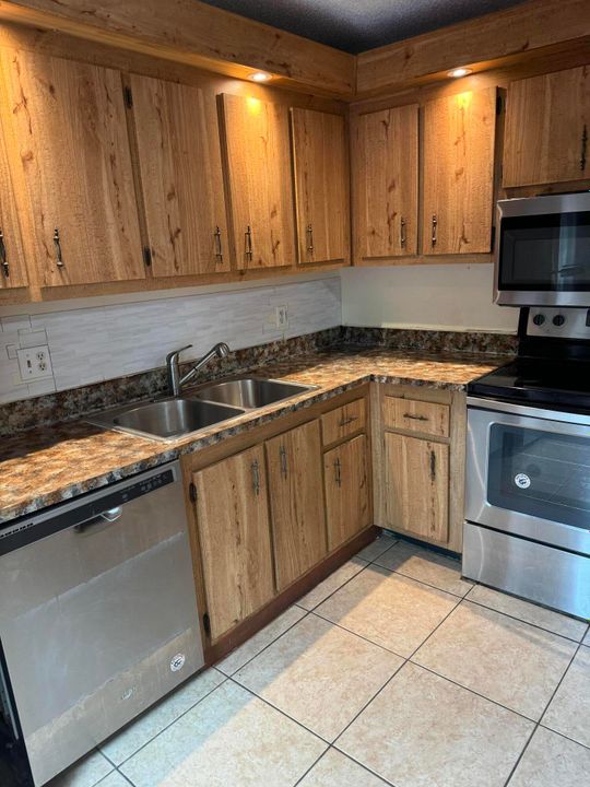 For Rent: $2,300 (2 beds, 2 baths, 1252 Square Feet)