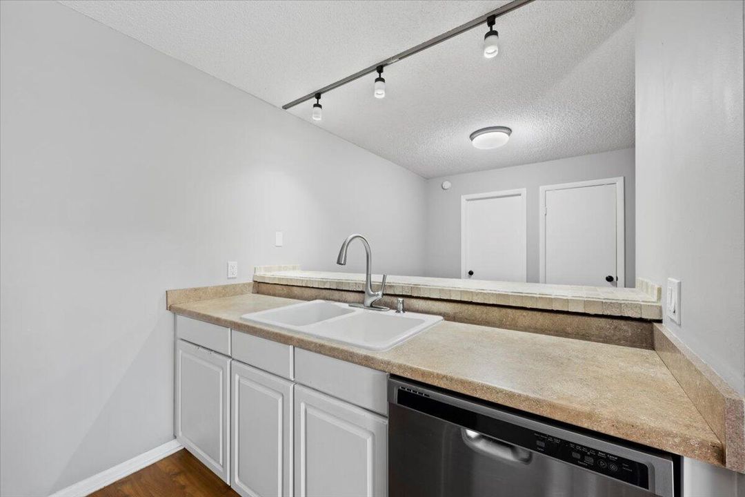 For Sale: $467,900 (2 beds, 2 baths, 1188 Square Feet)